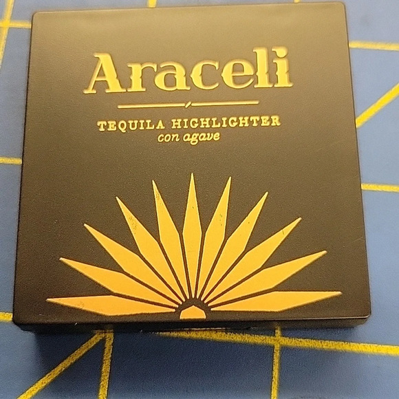 Araceli Tequila Highlighter Compact 0.06 oz - Picture 3 of 4